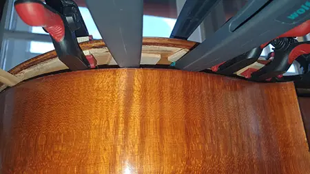 Die Decke während der Reparatur verleimt und verpresst